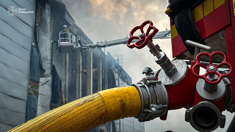 Наслідки атаки на Київщину 5 серпня: у двох районах триває гасіння пожеж (фото) фото 1