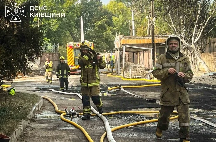 Рятувальники загасили чотири пожежі на Київщині після ворожого обстрілу