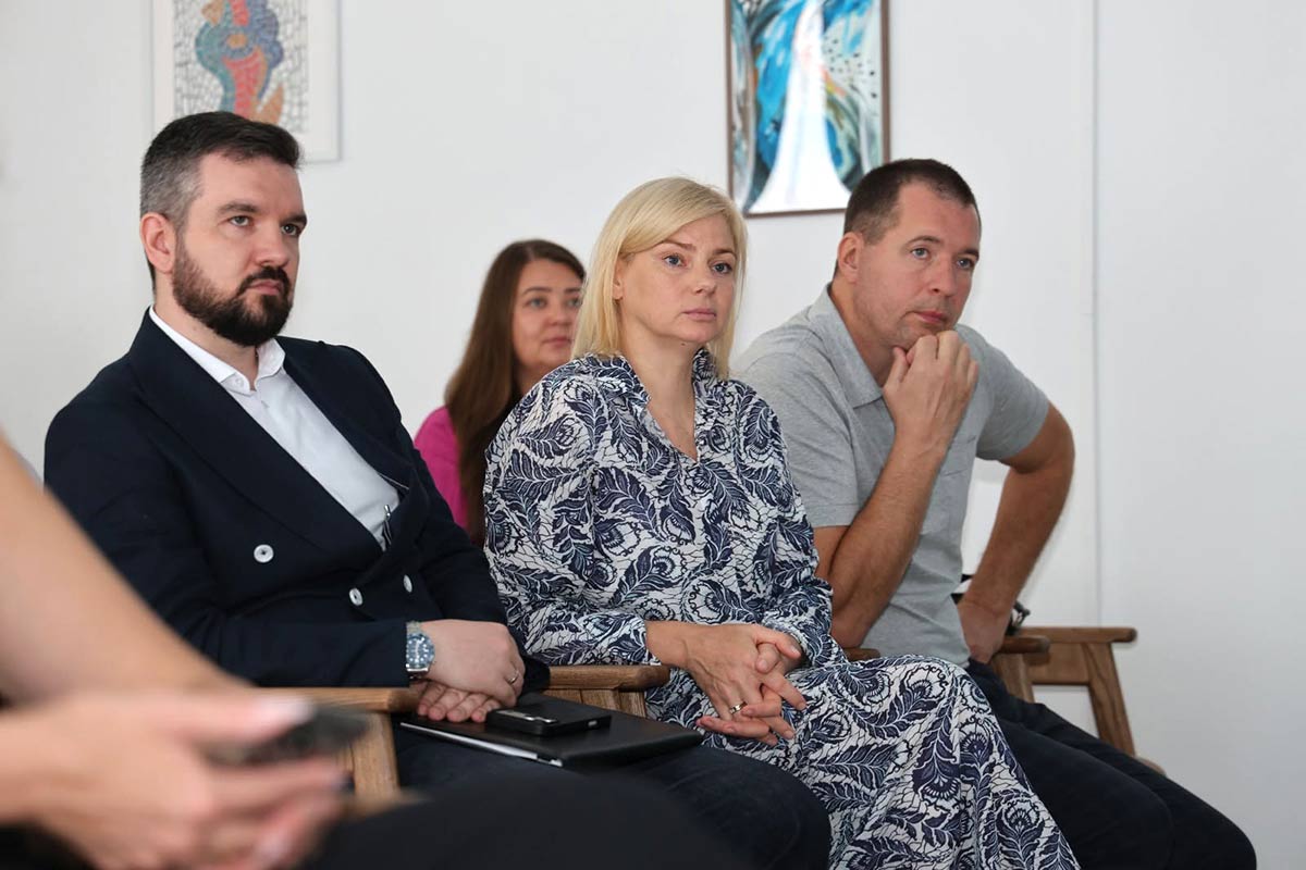 (на фото зліва направо) Співробітник АРМА Богдан Коваль, заступниця голови АРМА Світлана Самсонова і новий радник керівниці АРМА Сергій Юлдашев