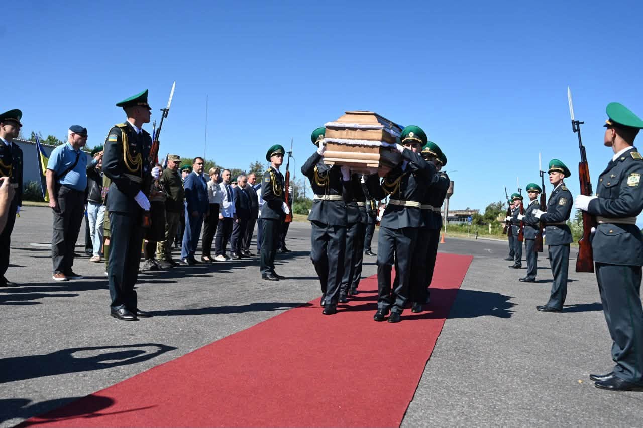 Полковника Євгена Коновальця  зустрічають на українській землі