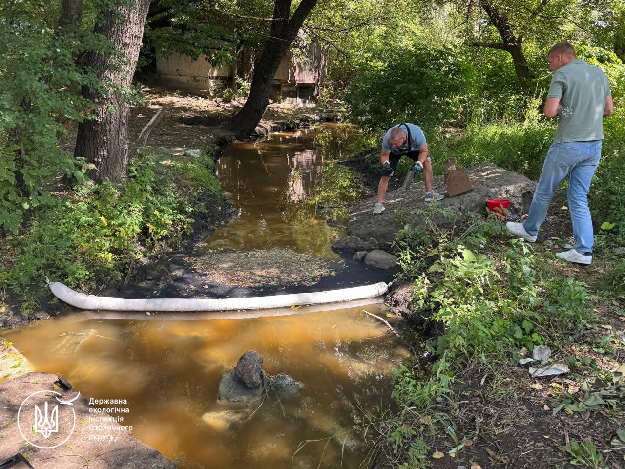 Встановлення обмежувальних бонів для запобігання поширенню забруднення