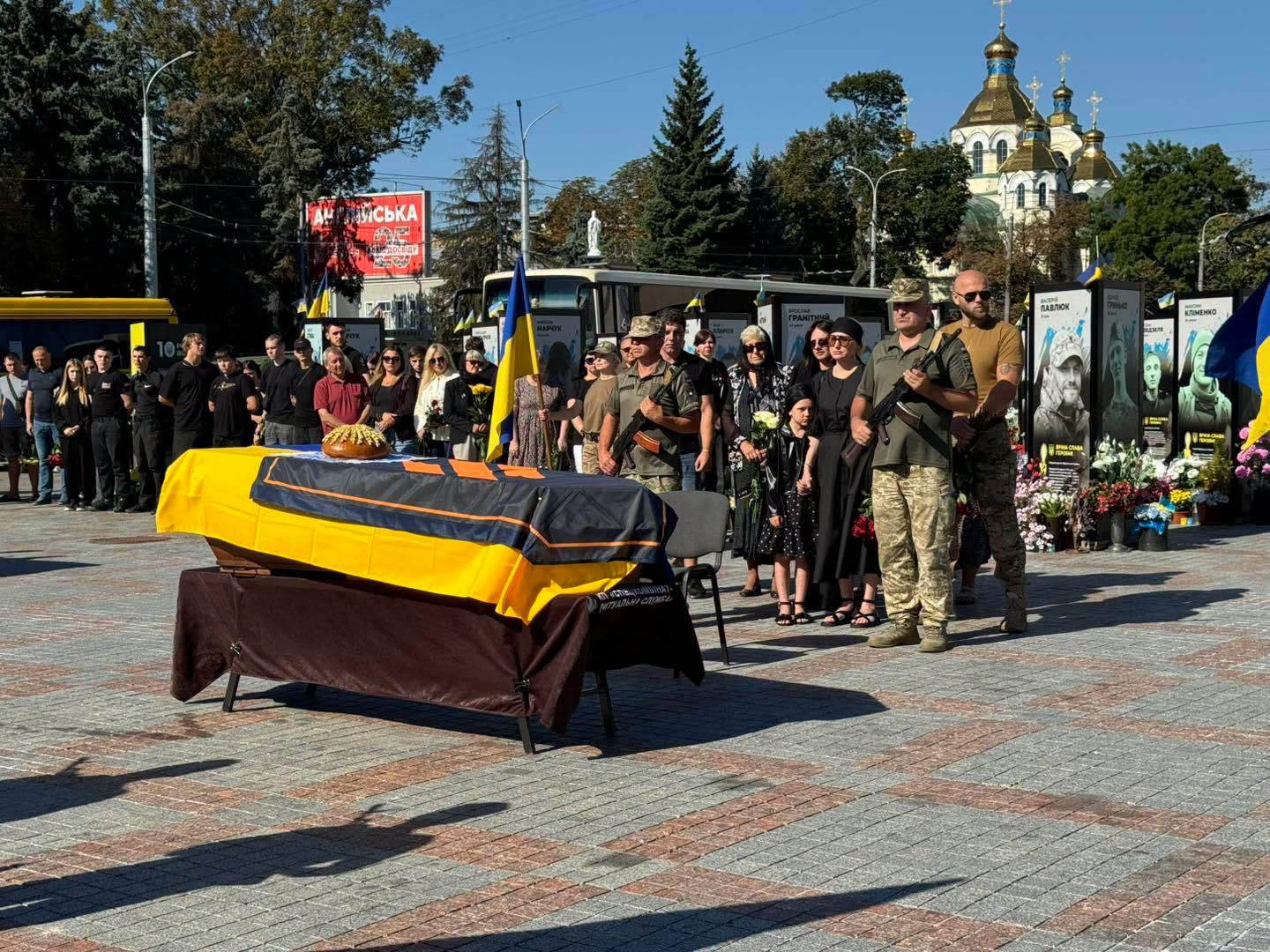Прощання із захисником на Майдані Незалежності у Рівному. 13 серпня 2026 року