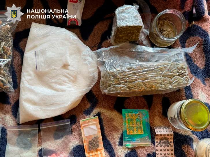 Заборонені речовини, вилучені у затриманого