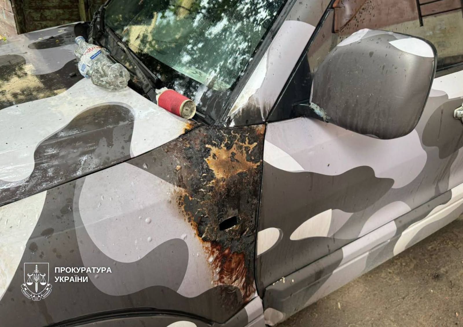 Пошкоджений камуфляжний Mitsubishi Pajero
