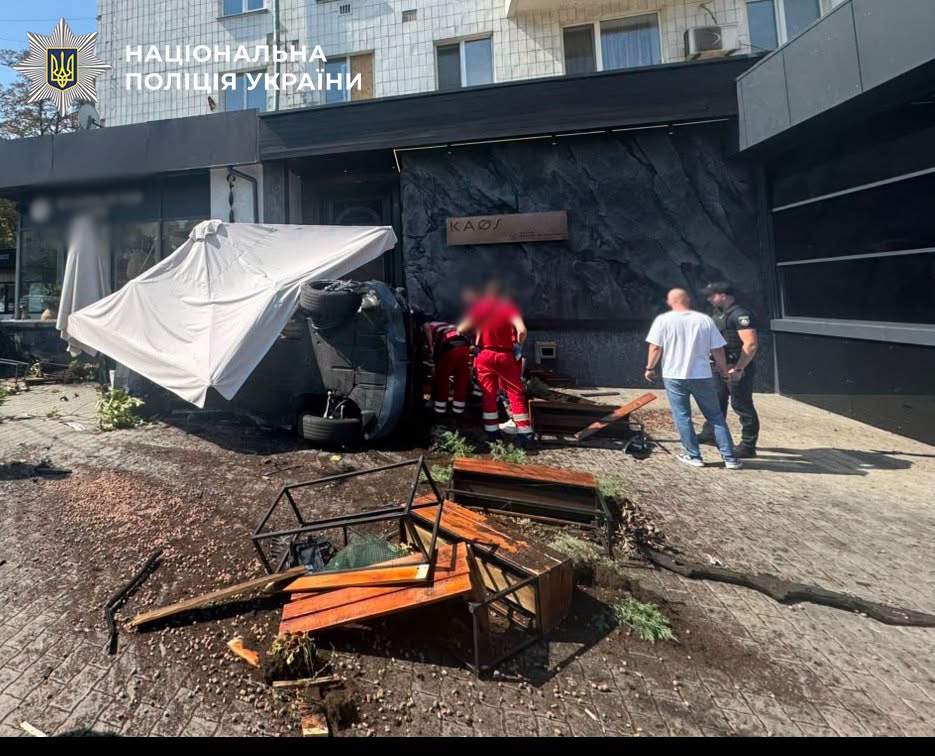 Одна з автівок влетіла у терасу закладу і перекинулася