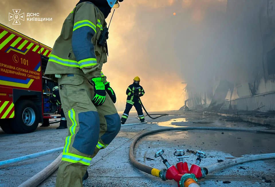Ліквідація наслідків атаки на Київщину: рятувальники показали ситуацію на об'єктах (фото) фото 3