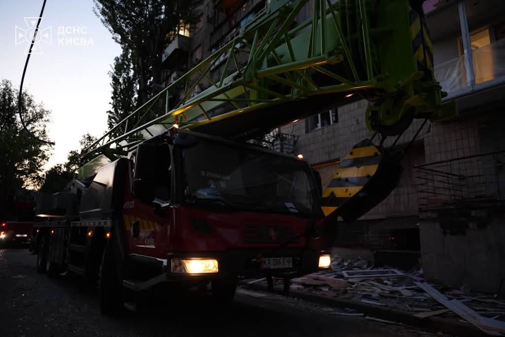 Обстріл Києва 20 серпня: аварійно-відновлювальні роботи у Соломʼянському районі завершено  фото 3