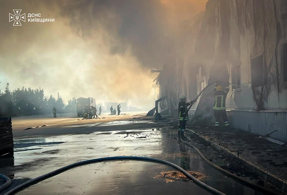 Ліквідація наслідків атаки на Київщину: рятувальники показали ситуацію на об'єктах (фото) фото 4