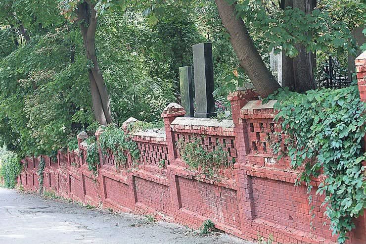 Такий вигляд мав паркан Байкового кладовища