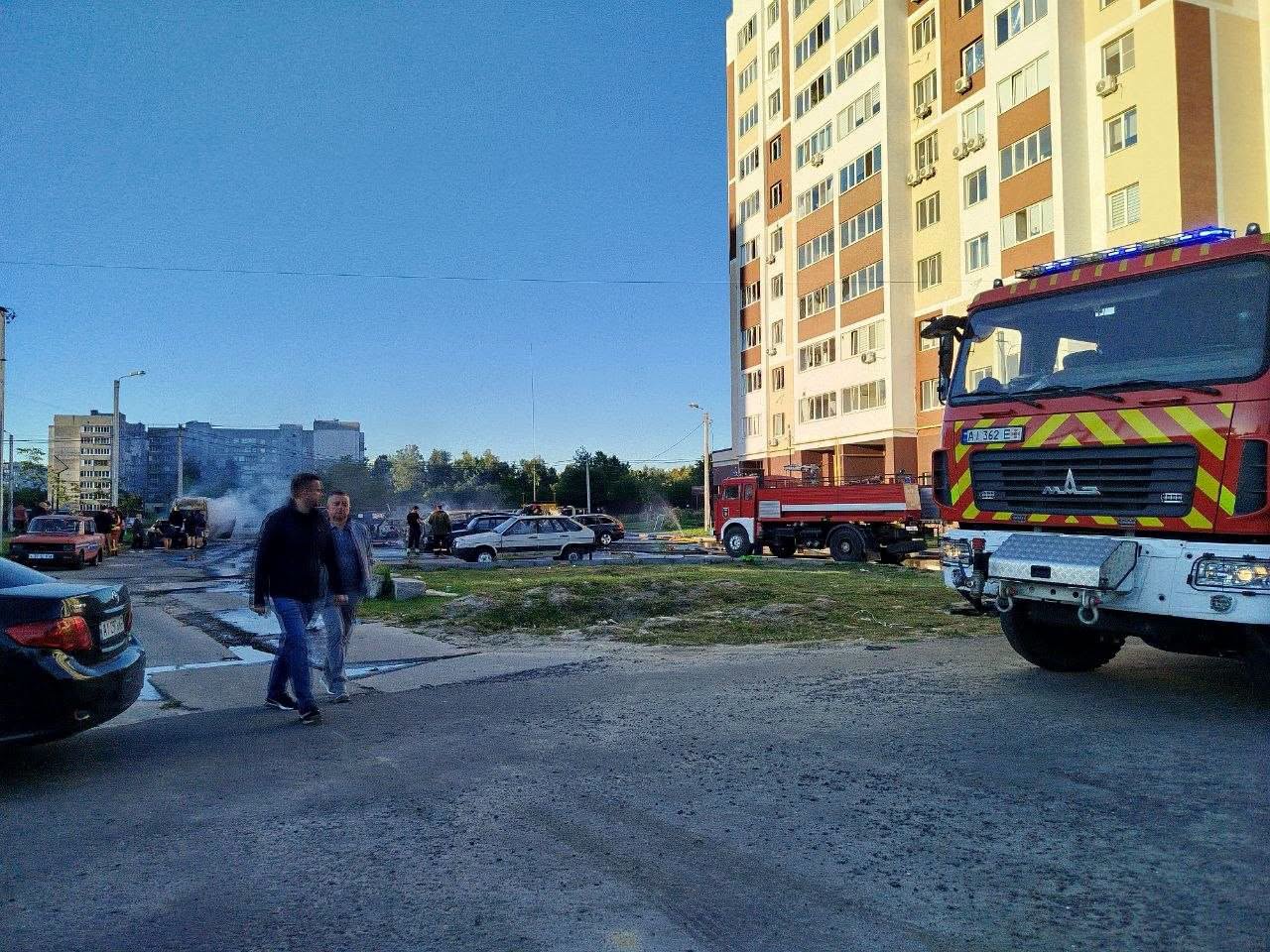 Нічна атака на Вишневе: ворожий дрон спалив понад 15 авто та пошкодив будинки фото 2