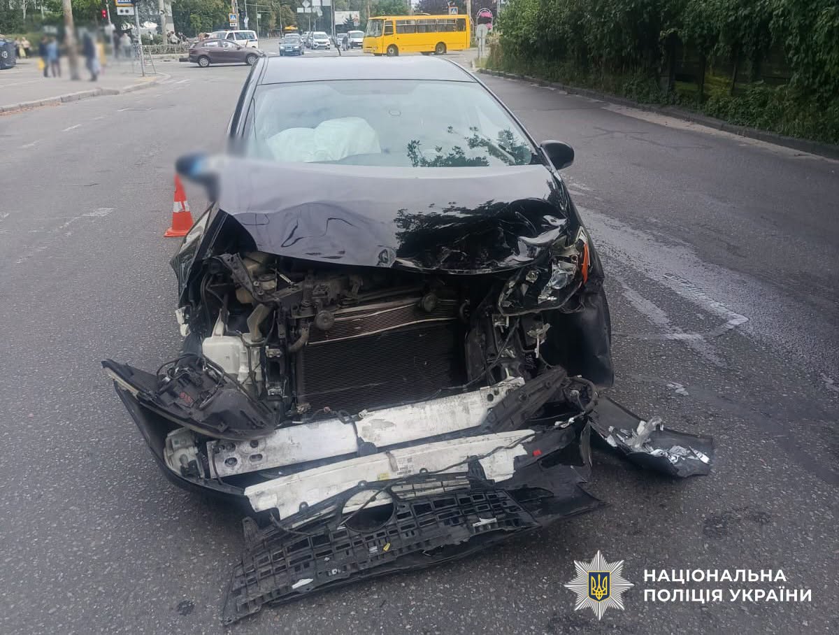 Пошкоджений внаслідок ДТП автомобіль Toyota Prius