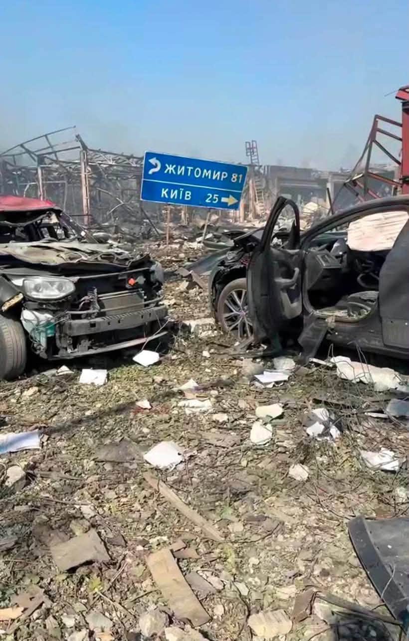 Потрощені автівки після вибуху у Милій