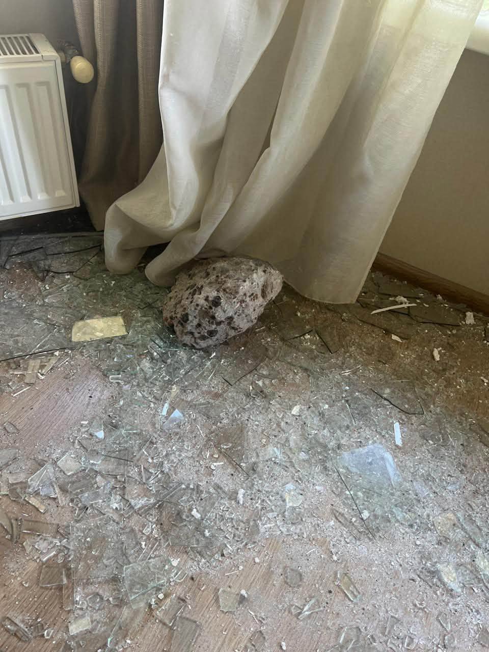 Вибухи у Милій під Києвом: що розповідають жителі села, де детонація пошкодила близько 300 будинків фото 1