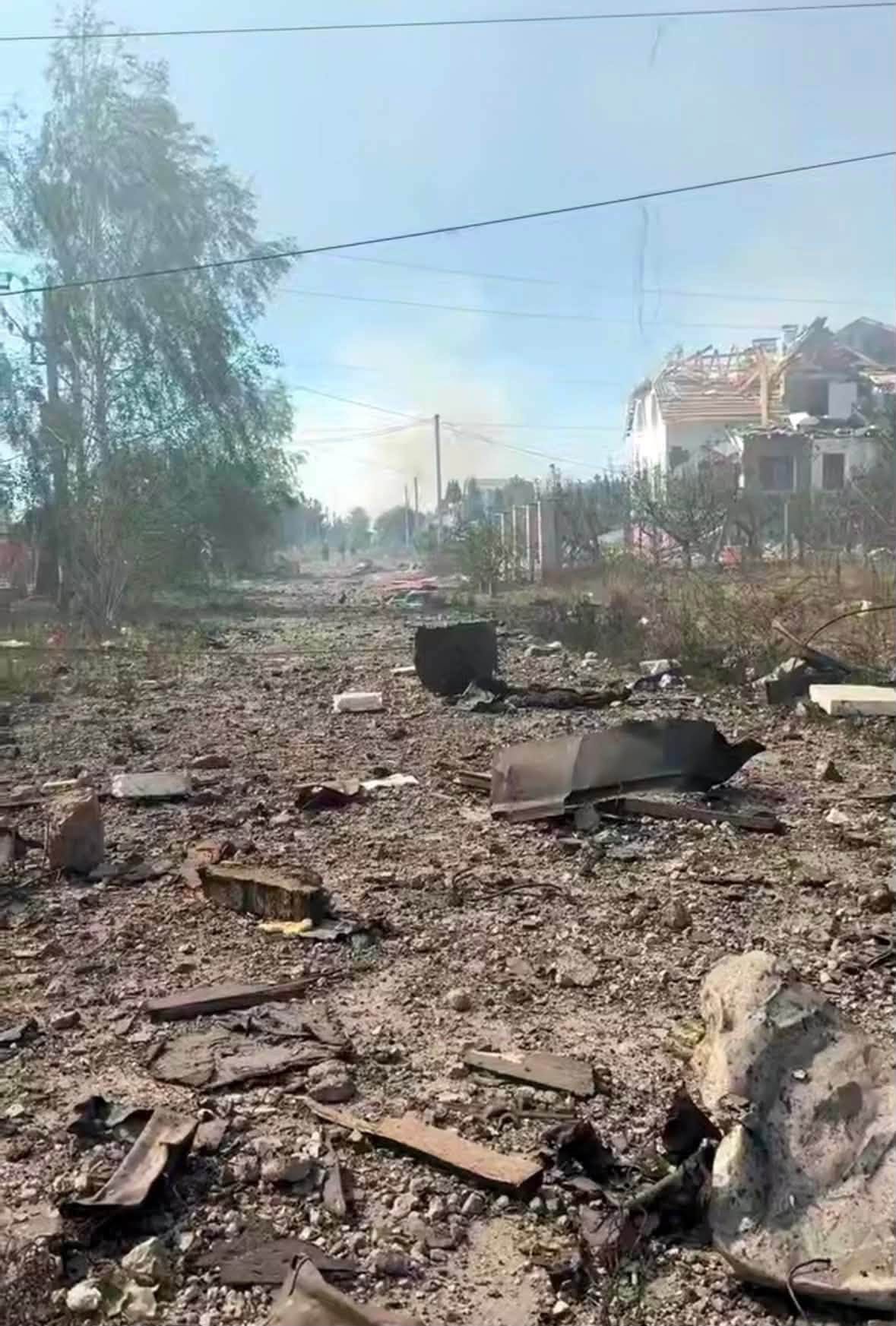 Вулиця у селі Мила, усіяна уламками