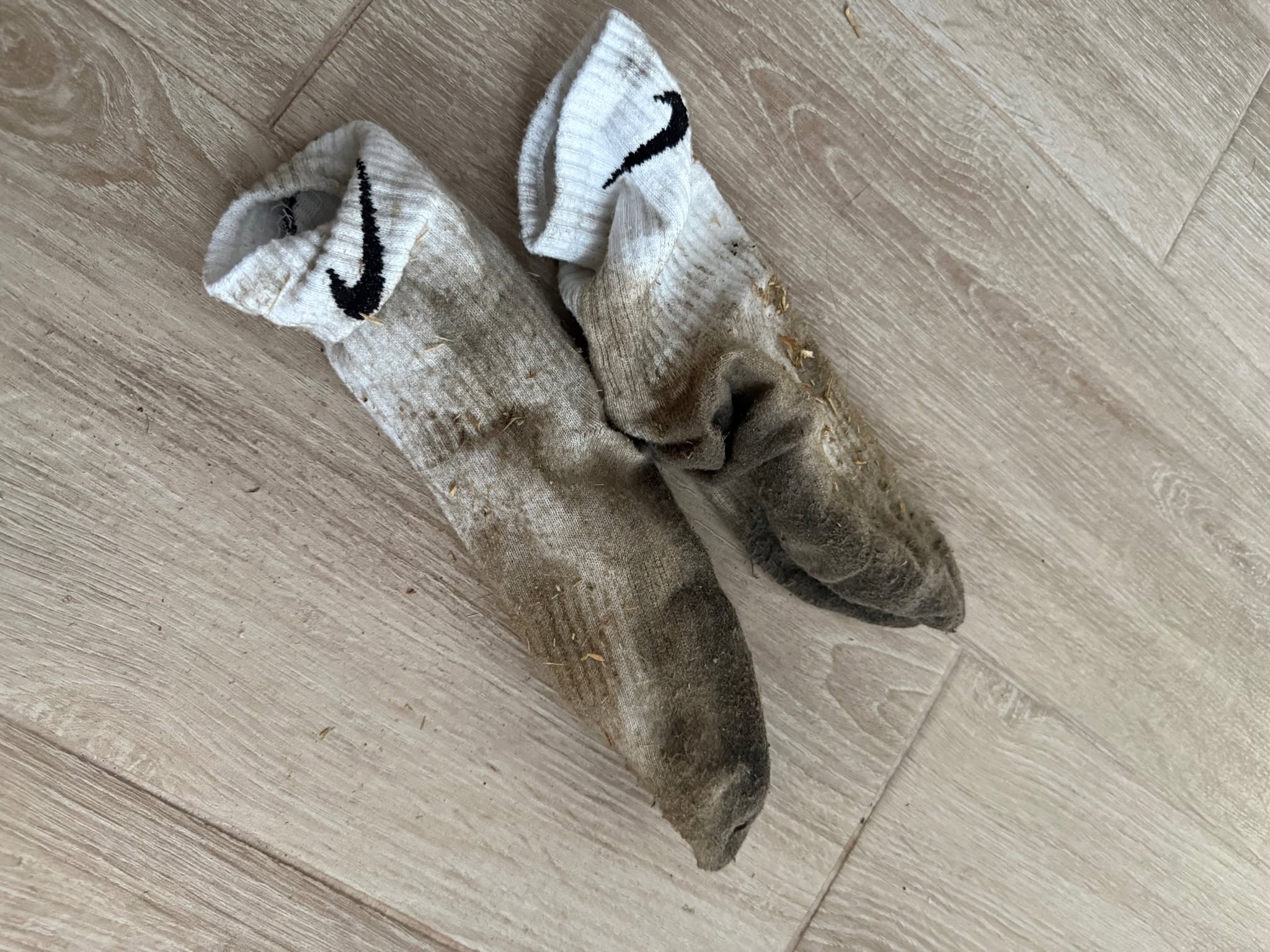 Шкарпетки Nike, які пережили детонацію снарядів у селі Мила на Київщині