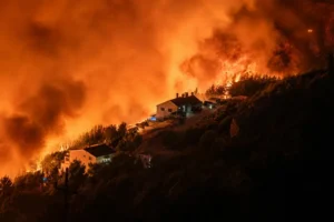 Пожежі охопили курортне узбережжя Хорватії: загинула людина, десятки постраждалих