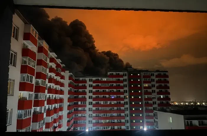 У Петербурзі спалахнула масштабна пожежа на складі: дрони не причетні