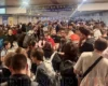 «Усі товклися на вході»: на вокзалі в Києві через тривогу та тисняву виник затор в укритті