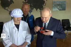 Наминав ікру ложкою. Путін вперше за 26 років при владі дістався Курил