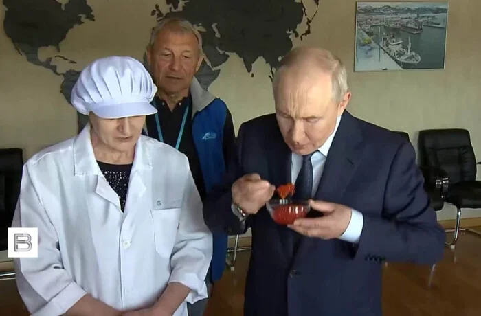 Наминав ікру ложкою. Путін вперше за 26 років при владі дістався Курил