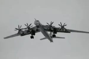 СБУ уразила російський ракетоносій Ту-95МС в Енгельсі – Зеленський