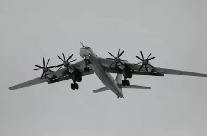 СБУ уразила російський ракетоносій Ту-95МС в Енгельсі – Зеленський