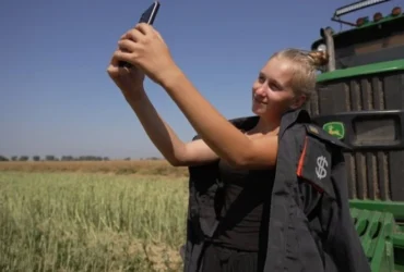 18-річна студентка з Чернігівщини працює трактористкою та знімає TikTok