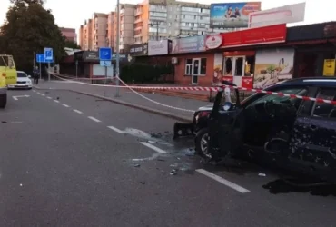 У Борисполі автівка потрапила під обстріл, двоє пасажирів дивом вижили