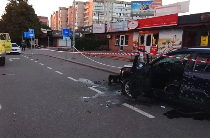 У Борисполі автівка потрапила під обстріл, двоє пасажирів дивом вижили