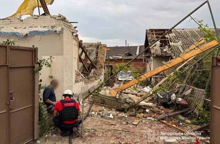 Окупанти атакували дронами житлові будинки у Запоріжжі: є постраждалі