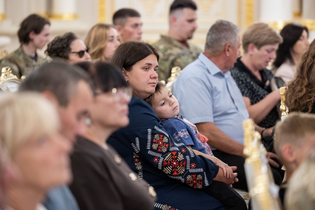 Президент вручив нагороди захисникам і рідним загиблих військових фото 2