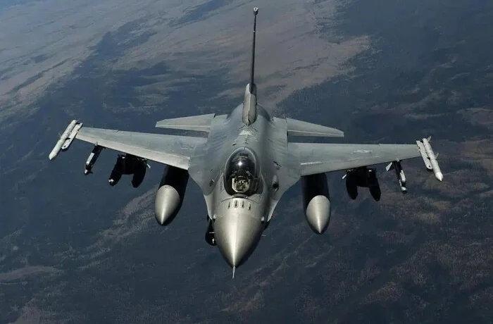 Румунський F-16 знищив невідомий морський дрон у Чорному морі