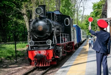Пасажири Київської дитячої залізниці опинилися на вулиці під час атаки «шахедів»: подробиці інциденту