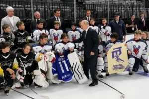 Путін розпихав дітей, аби потрапити на фото з юними спортсменами (відео)