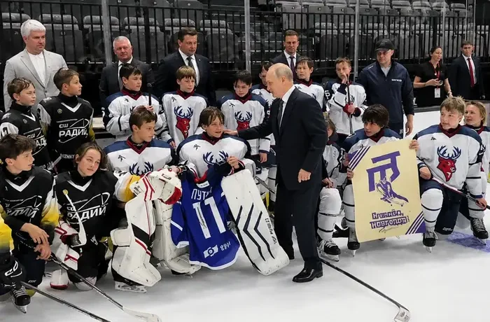 Путін розпихав дітей, аби потрапити на фото з юними спортсменами (відео)