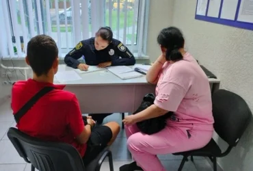 У Гостомелі підлітки зняли понад 150 шевронів з інсталяції до Дня Незалежності