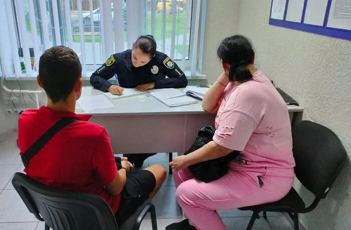У Гостомелі підлітки зняли понад 150 шевронів з інсталяції до Дня Незалежності