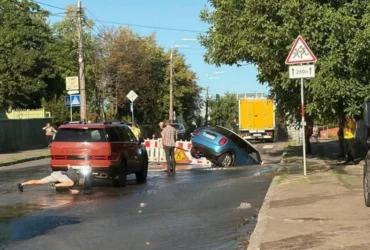 У Подільському районі Києва авто провалилося у яму через аварію на водогоні (фото)
