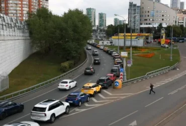 Паливна криза знову дісталася Москви. АЗС обмежили продаж бензину