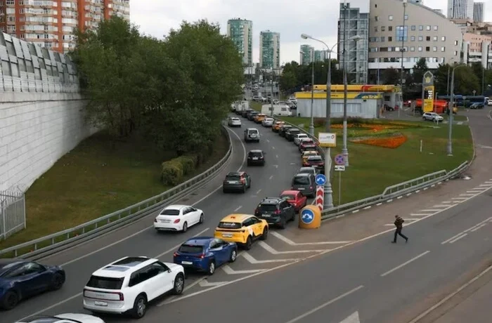 Паливна криза знову дісталася Москви. АЗС обмежили продаж бензину