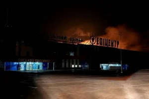 Росія атакувала Запоріжжя: під удар потрапили торговий центр і підприємство