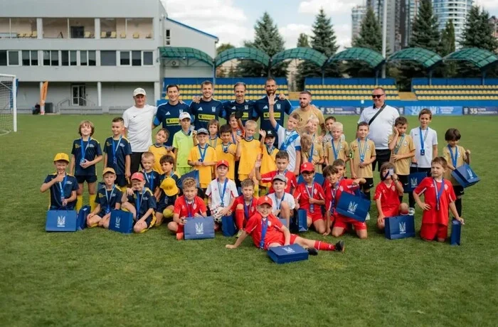 Збірна України з футболу зіграла шоу-матч проти 35 дітей (фото)