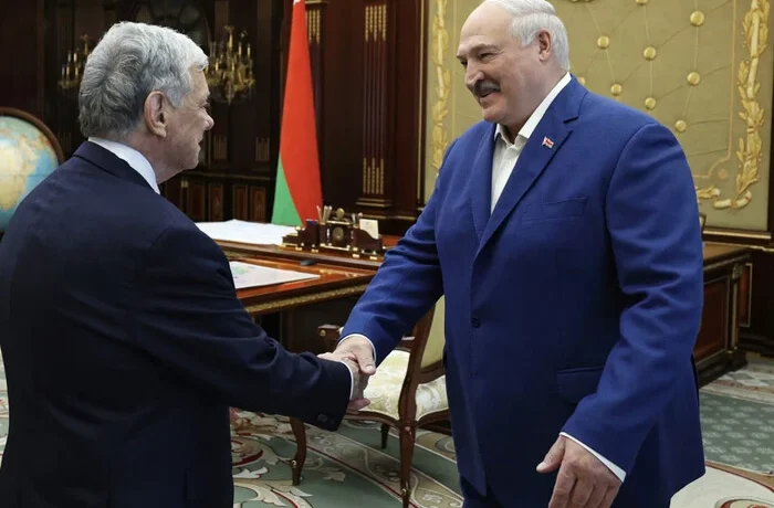 Горілка, жарти й компліменти. NYT розкрив секрет переговорів Лукашенка з посланцем Трампа