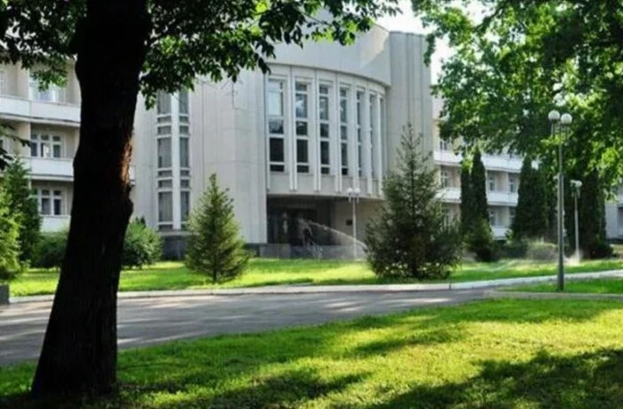 Гнилі фрукти та пліснява: Лубінець показав умови дитячого відпочинку в «Артеку» під Києвом