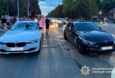У Львові два автомобілі збили батька з восьмирічною донькою на пішохідному переході