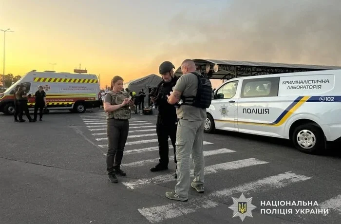 Патрульні показали перші хвилини після удару по ТЦ у Кривому Розі (відео)