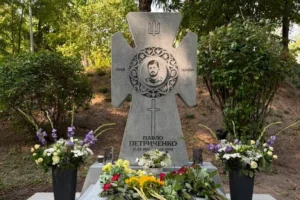 На Аскольдовій могилі встановлено пам’ятник Герою України Павлу Петриченку