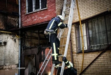 Російський дрон влетів у балкон багатоповерхівки Харкова: є постраждалий