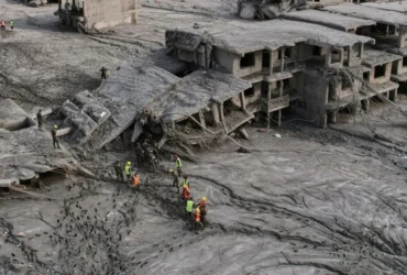 Кількість жертв катастрофічної повені у Непалі зросла до 734