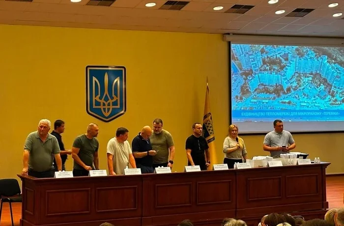 Вирубка дерев під тепломережу на Теремках: влада та мешканці взяли паузу на два тижні